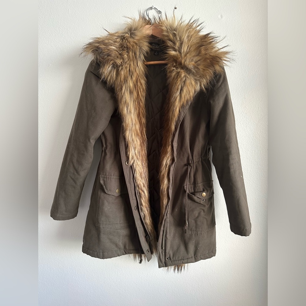 Army green Anorak coat with Faux Fur-Trim. Size Small.